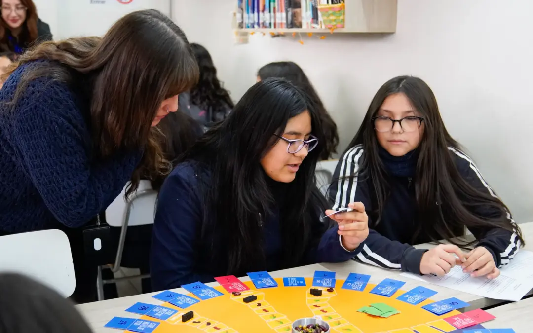 Estudiantes de 7° Básico probaron en exclusiva «Santiago antes de Santiago», el nuevo juego del Museo Precolombino y Agencia Puebla